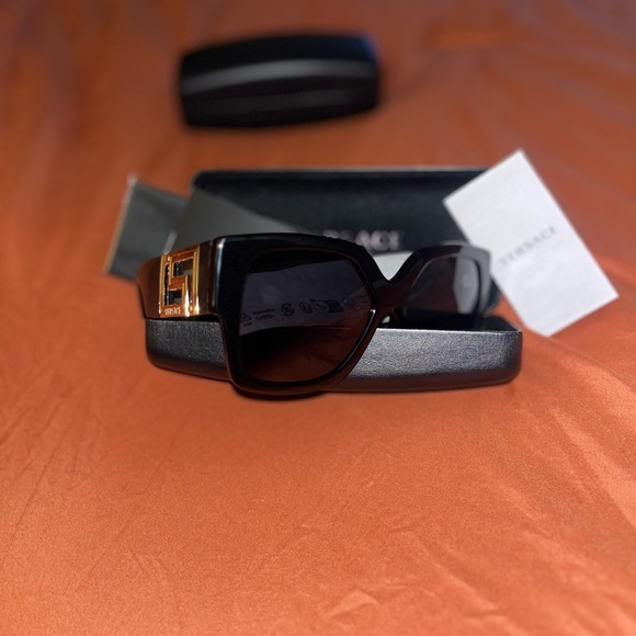 100% AUTHENTIC - Black VERSACE GRECA Sunglasses - Verification code included‼️ - Picture 7 of 7
